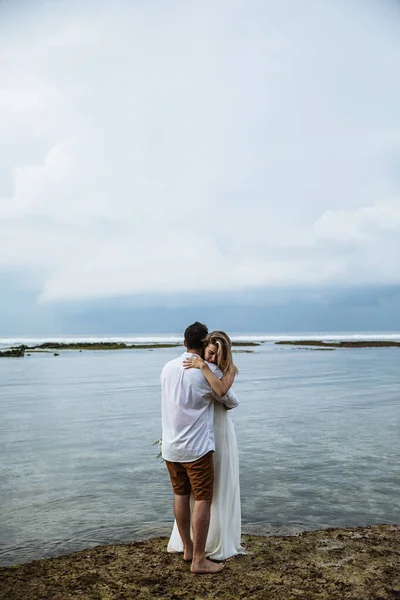 Couple Amoureux Mariés Jour Leur Mariage Embrasser Embrasser Sur Plage — Photo