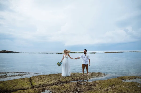 Verliefd Stel Bruid Bruidegom Hun Trouwdag Knuffelen Kussen Het Strand — Stockfoto