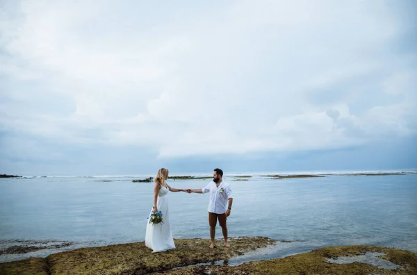 Casal Apaixonado Noiva Noivo Seu Abraço Dia Casamento Beijo Praia — Fotografia de Stock