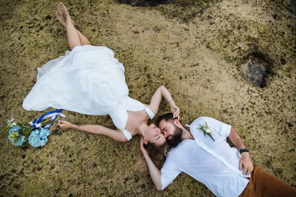 Birbirine Aşık Çiftler Gelin Damat Düğün Günlerinde Okyanus Kenarında Endonezya — Stok fotoğraf