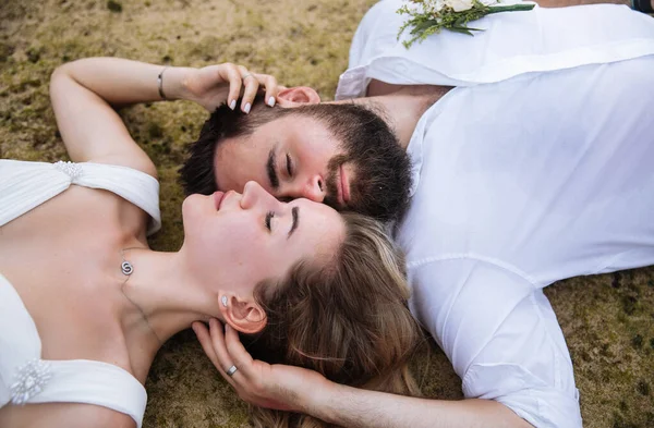 Casal Apaixonado Noiva Noivo Seu Abraço Dia Casamento Beijo Praia — Fotografia de Stock