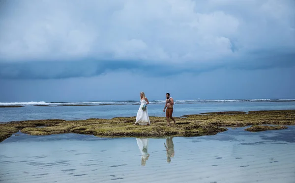 Couple Amoureux Mariés Jour Leur Mariage Embrasser Embrasser Sur Plage — Photo