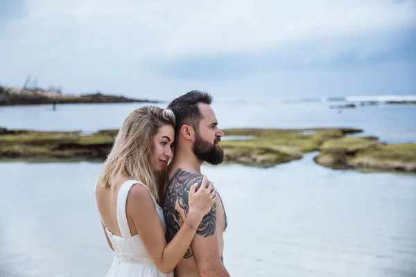 Casal Apaixonado Noiva Noivo Seu Abraço Dia Casamento Beijo Praia — Fotografia de Stock