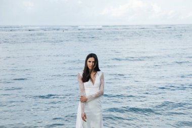 Gelin, düğün günü sahilde okyanus kıyısında Endonezya 'nın egzotik Asya adası Bali' de inanılmaz manzara.