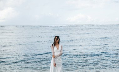 Gelin, düğün günü sahilde okyanus kıyısında Endonezya 'nın egzotik Asya adası Bali' de inanılmaz manzara.