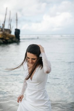 Gelin, düğün günü sahilde okyanus kıyısında Endonezya 'nın egzotik Asya adası Bali' de inanılmaz manzara.