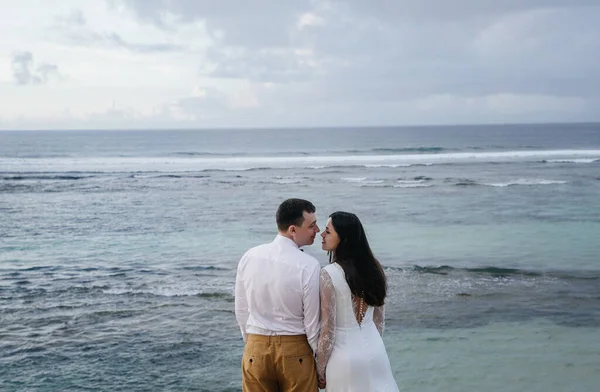 Casal Apaixonado Noiva Noivo Dia Casamento Abraço Beijo Praia Pelo — Fotografia de Stock