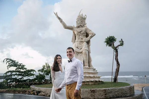 Casal Apaixonado Noiva Noivo Dia Casamento Abraço Beijo Praia Pelo — Fotografia de Stock