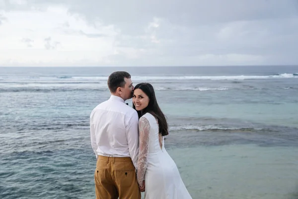 Casal Apaixonado Noiva Noivo Dia Casamento Abraço Beijo Praia Pelo — Fotografia de Stock