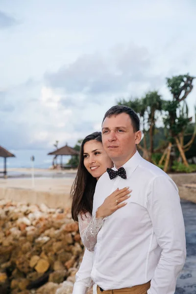 Cuplu Dragoste Mireasă Mire Ziua Nunții Îmbrățișare Sărut Plajă Ocean — Fotografie, imagine de stoc