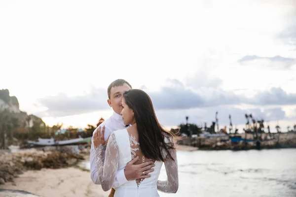 Casal Apaixonado Noiva Noivo Dia Casamento Abraço Beijo Praia Pelo — Fotografia de Stock