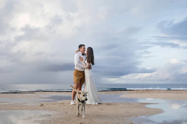 Verliefd Stel Bruid Bruidegom Trouwdag Knuffelen Kussen Het Strand Bij — Stockfoto