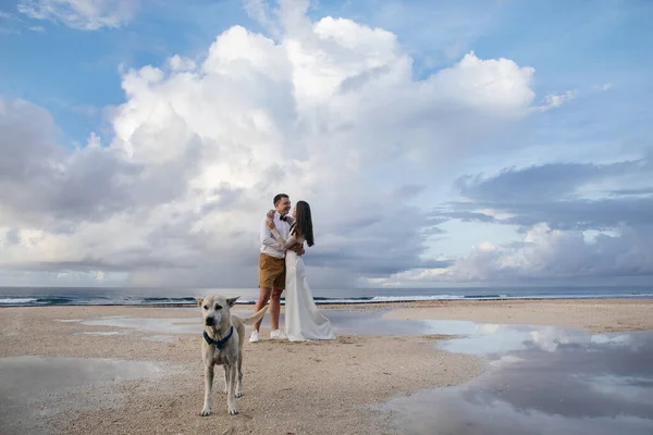 Couple Amoureux Mariés Jour Mariage Embrasser Embrasser Sur Plage Bord — Photo