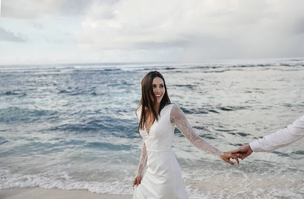 Влюбленная Пара Невеста Жених День Свадьбы Обнимаются Целуются Пляже Океана — стоковое фото