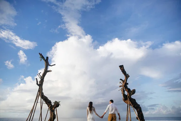 Casal Apaixonado Noiva Noivo Dia Casamento Abraço Beijo Praia Pelo — Fotografia de Stock