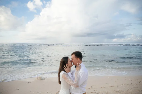 Para Zakochanych Panna Młoda Pan Młody Ślubnym Uścisku Pocałunku Plaży — Zdjęcie stockowe