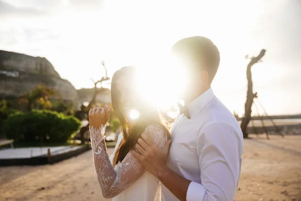 Casal Apaixonado Noiva Noivo Dia Casamento Abraço Beijo Praia Pelo — Fotografia de Stock