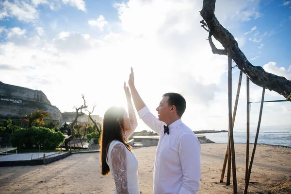 Casal Apaixonado Noiva Noivo Dia Casamento Abraço Beijo Praia Pelo — Fotografia de Stock