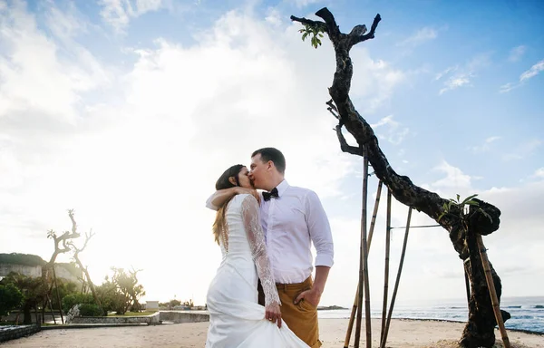Casal Apaixonado Noiva Noivo Dia Casamento Abraço Beijo Praia Pelo — Fotografia de Stock