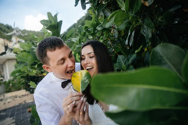 Couple Love Bride Groom Wedding Day Hug Kiss Beach Ocean — Stock Photo, Image