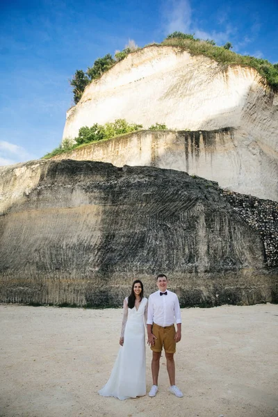 Casal Apaixonado Noiva Noivo Dia Casamento Abraço Beijo Praia Pelo — Fotografia de Stock