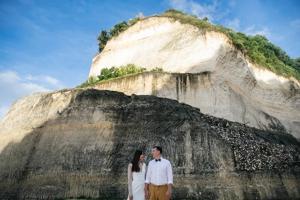 Casal Apaixonado Noiva Noivo Dia Casamento Abraço Beijo Praia Pelo — Fotografia de Stock