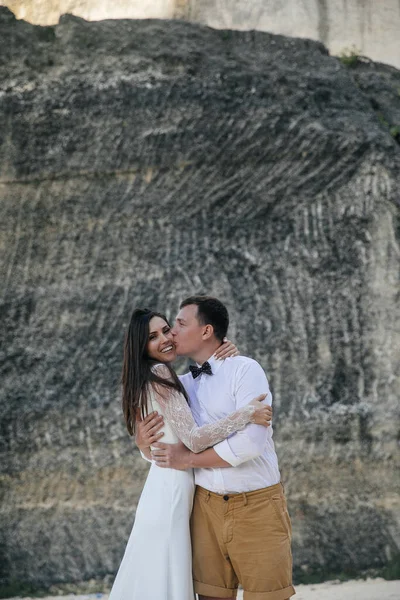 Casal Apaixonado Noiva Noivo Dia Casamento Abraço Beijo Praia Pelo — Fotografia de Stock