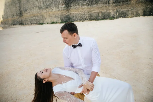 Casal Apaixonado Noiva Noivo Dia Casamento Abraço Beijo Praia Pelo — Fotografia de Stock