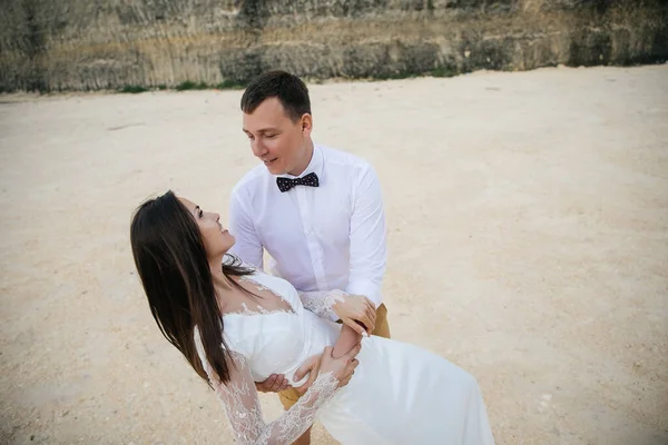 Couple Amoureux Mariés Jour Mariage Embrasser Embrasser Sur Plage Bord — Photo