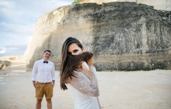 Couple Amoureux Mariés Jour Mariage Embrasser Embrasser Sur Plage Bord — Photo