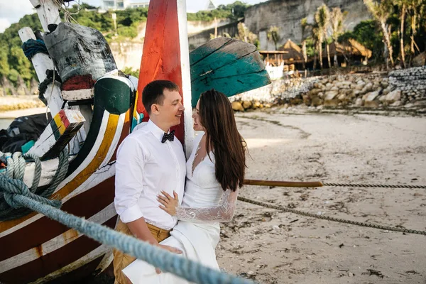 Casal Apaixonado Noiva Noivo Dia Casamento Abraço Beijo Praia Pelo — Fotografia de Stock