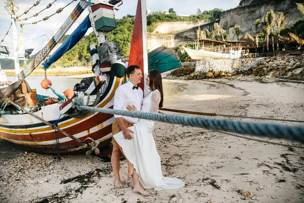 Verliefd Stel Bruid Bruidegom Trouwdag Knuffelen Kussen Het Strand Bij — Stockfoto