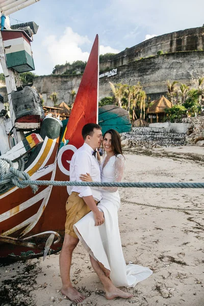 Casal Apaixonado Noiva Noivo Dia Casamento Abraço Beijo Praia Pelo — Fotografia de Stock