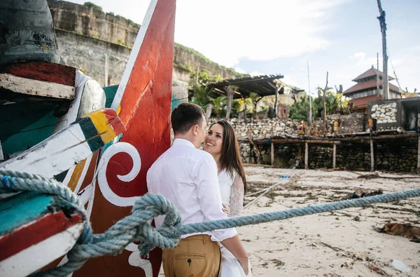 Para Zakochanych Panna Młoda Pan Młody Ślubnym Uścisku Pocałunku Plaży — Zdjęcie stockowe