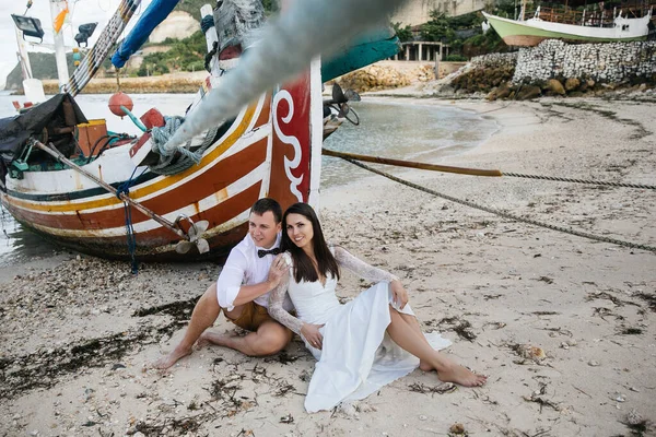 Casal Apaixonado Noiva Noivo Dia Casamento Abraço Beijo Praia Pelo — Fotografia de Stock