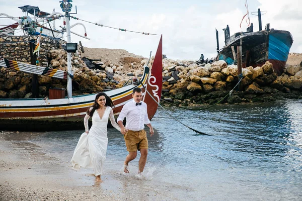 Verliefd Stel Bruid Bruidegom Trouwdag Knuffelen Kussen Het Strand Bij — Stockfoto