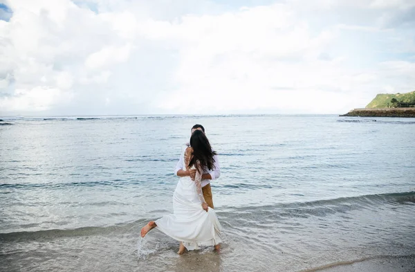 Verliefd Stel Bruid Bruidegom Trouwdag Knuffelen Kussen Het Strand Bij — Stockfoto