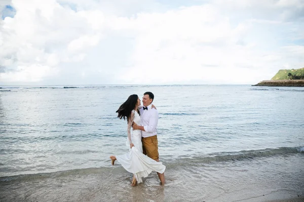 Couple Amoureux Mariés Jour Mariage Embrasser Embrasser Sur Plage Bord — Photo