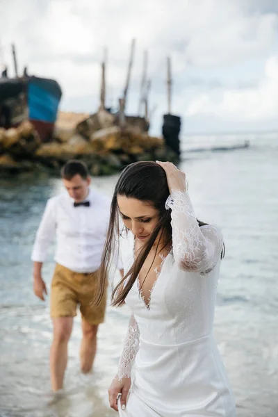 Couple Amoureux Mariés Jour Mariage Embrasser Embrasser Sur Plage Bord — Photo