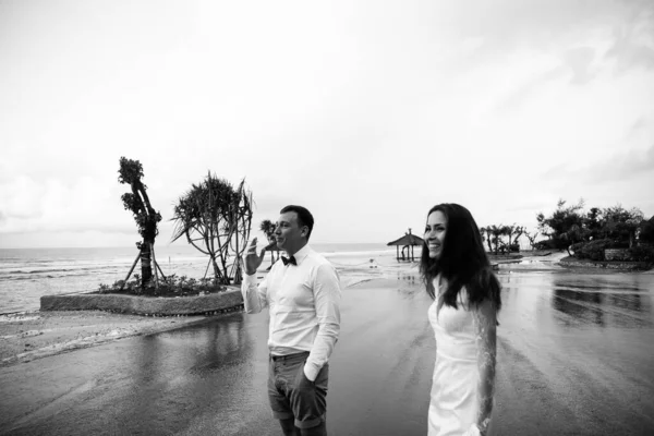 Verliefd Stel Bruid Bruidegom Trouwdag Knuffelen Kussen Het Strand Bij — Stockfoto