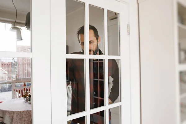 Стильний Чоловік Бородою Позує Дверима Інтер Єрі — стокове фото