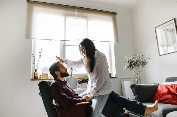 Morena Uma Camisa Branca Seu Marido Estão Brincando Divertindo Casa — Fotografia de Stock