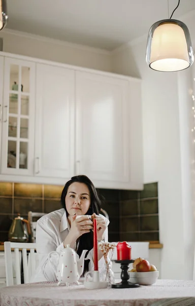 Lovely Brunette Girl White Shirt Drinks Tea Table Kitchen Interior — Stock Photo, Image