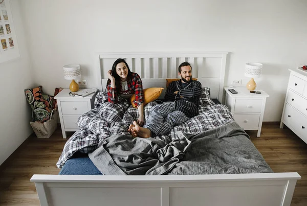 Щасливий Сімейний Пудинг Вдома Стильному Інтер Єрі Ліжку — стокове фото