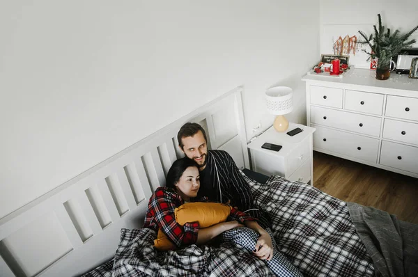 Família Feliz Abraçando Casa Interior Elegante Cama — Fotografia de Stock