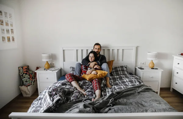Щасливий Сімейний Пудинг Вдома Стильному Інтер Єрі Ліжку — стокове фото