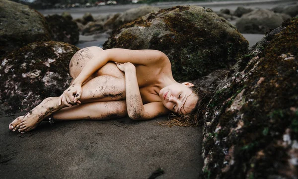 Сексуальна Блондинка Чорному Піску Біля Океану Екзотичному Острові Балі Індонезії — стокове фото