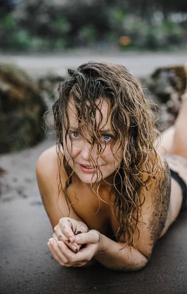 Sexy Blonde Meisje Poseren Zwart Zand Buurt Van Oceaan Een — Stockfoto