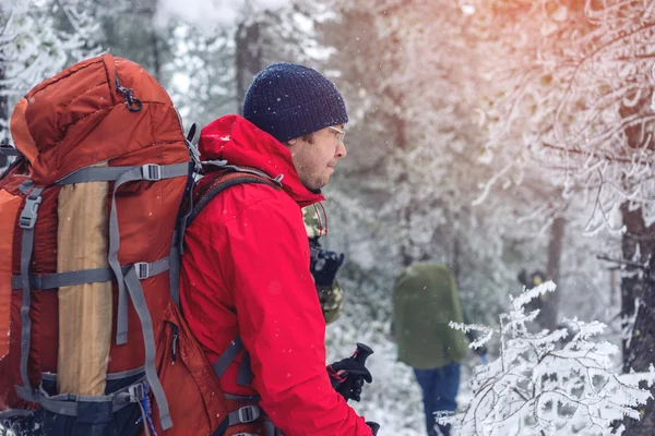 Kış manzarası. Üstünde belgili tanımlık tepe turist kırmızı ceketli gider