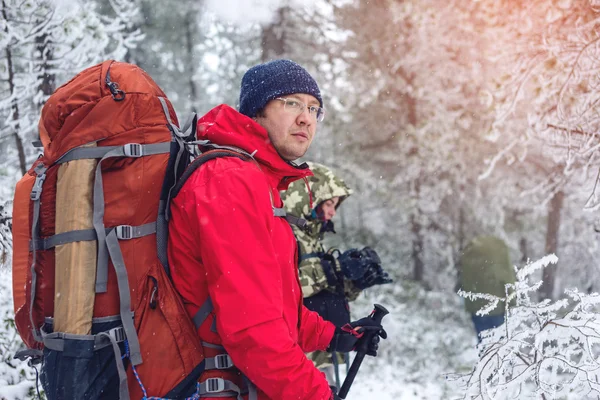 Vinterlandskap. Turist i röd jacka går på kullen — Stockfoto